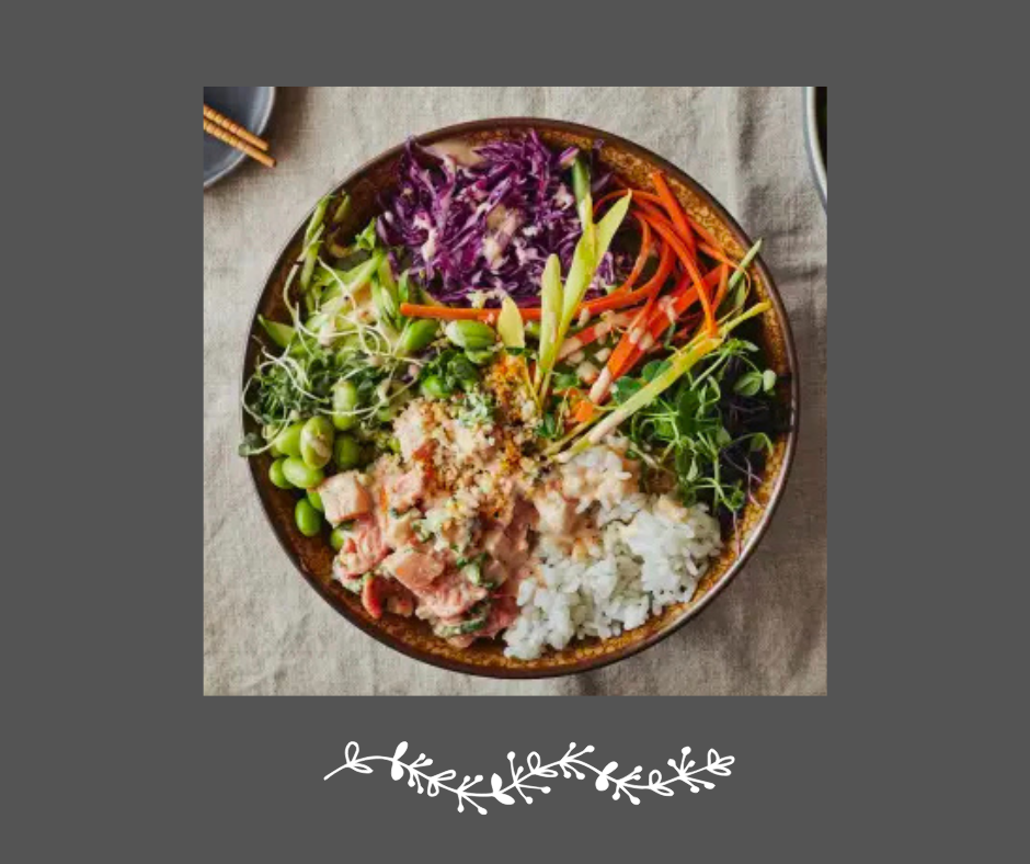 Poké bowl au saumon cuit, légumes frais