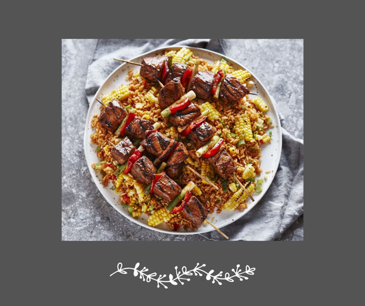 Brochettes de porc BBQ fumé sur riz pilaf