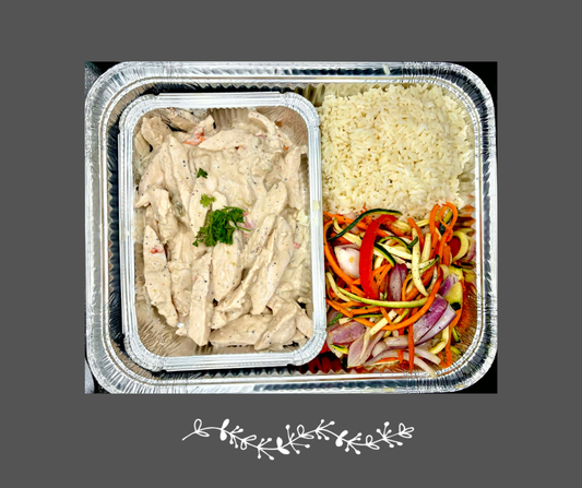 Poulet thaïlandais au lait de coco servi sur vermicelles de riz & légumes julienne